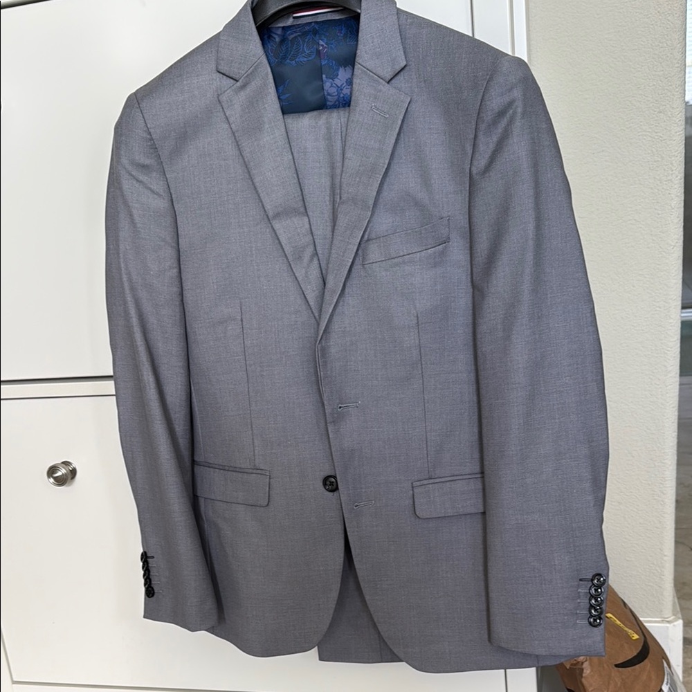 Men's Gray Suit, New (Fights thin man or tall teenage)
